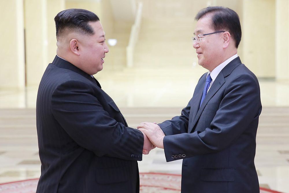 El líder de Corea del Norte Kim Jong-un (i) saluda al jefe de la Oficina de Seguridad Nacional de Corea del Sur Chung Eui-yong el 5 de marzo de 2018, en Pyongyan.