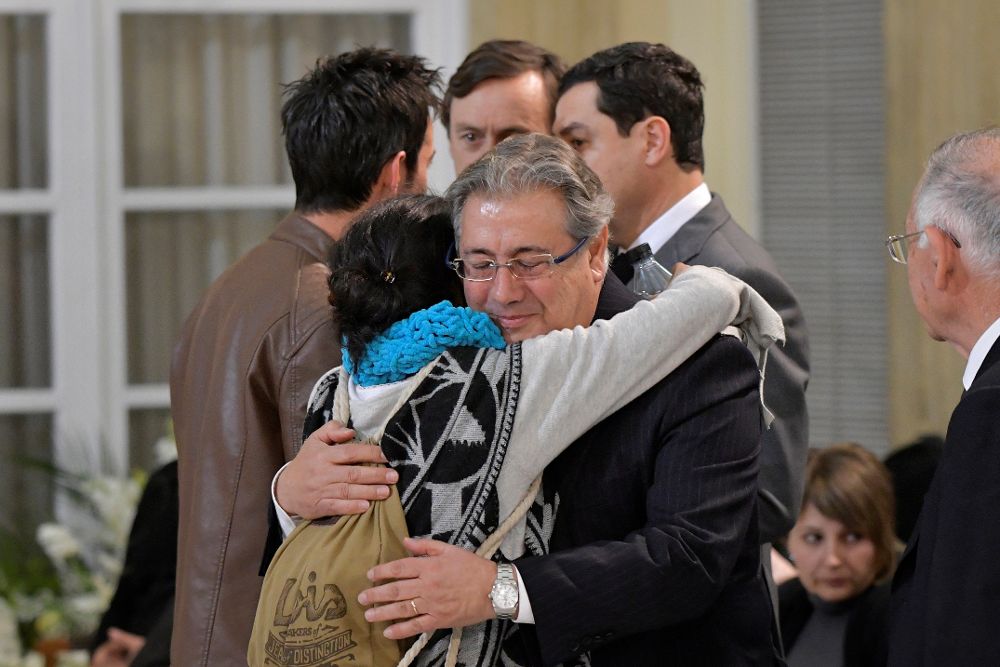 El ministro del Interior, Juan Ignacio Zoido, ofrece sus condolencias a los padres de Gabriel Cruz en la capilla ardiente instalada en la Diputación de Almería.