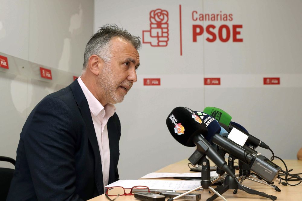 El secretario general del PSOE en Canarias, Ángel Víctor Torres, hoy, en rueda de prensa.