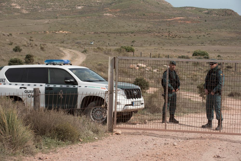 La Guardia Civil custodia la finca de Rodalquilar, en Níjar (Almería), en la que se está inspeccionando el pozo en el que supuestamente Ana Julia Quezada ocultó el cuerpo de Gabriel.