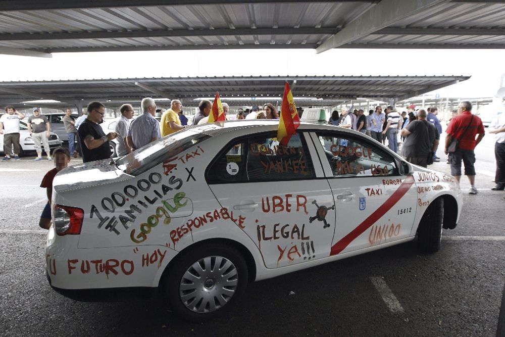 Taxistas en el aeropuerto de Barajas en una protesta contra Uber, la empresa con la que compiten ahora con esta medida.