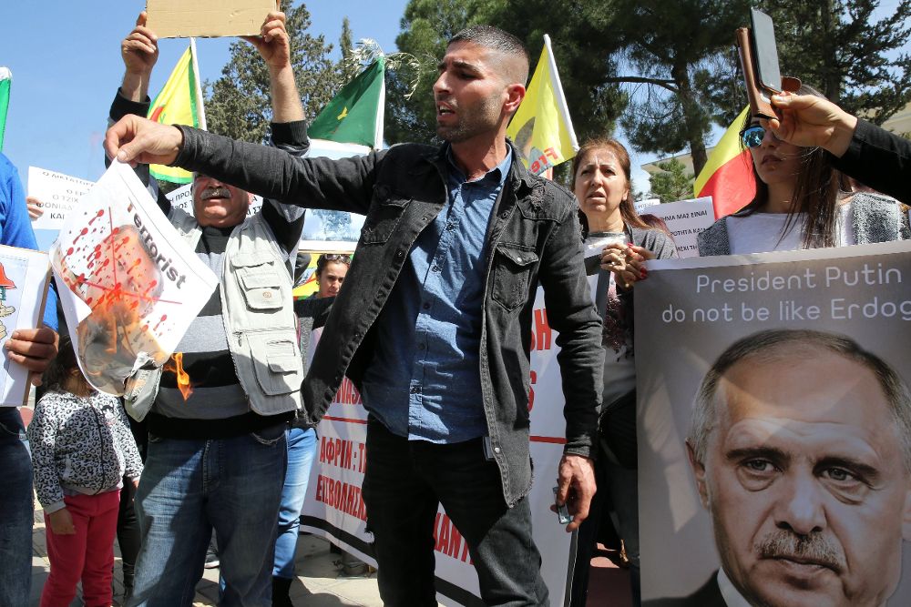 Un manifestante kurdo quema una imagen del presidente de Turquía, Recep Tayyip Erdogan.