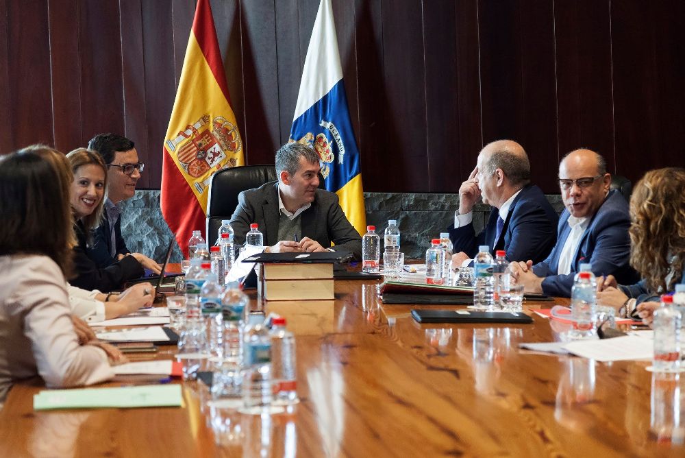 El presidente del Gobierno canario, Fernando Clavijo (c), presidió hoy la reunión del Consejo de Gobierno.