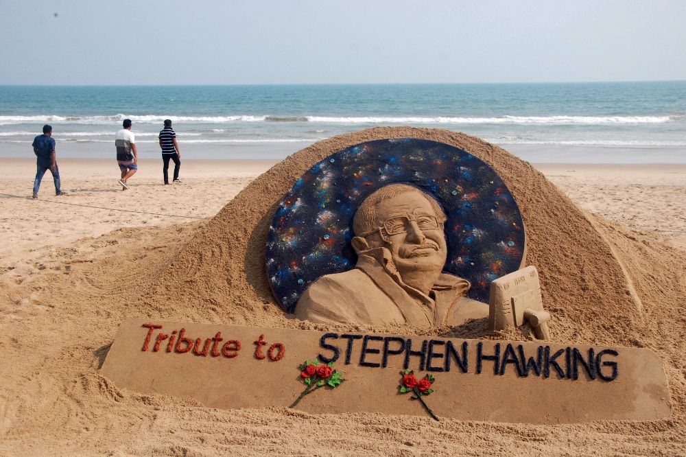 Una escultura de arena creada por el artista indio Sudarsan Pattnaik honra la memoria de Stephen Hawking.