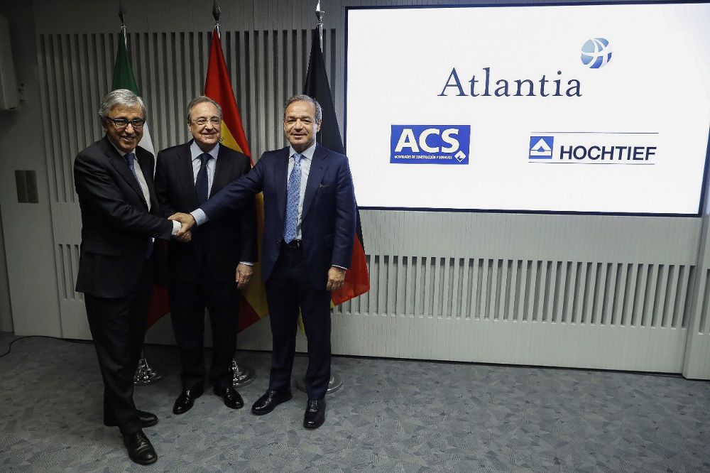 El presidente de ACS, Florentino Pérez (c); el consejero delegado de Atlantia, Giovanni Castelluci (i), y el presidente de Hochtief, Marcelino Fernández Verdes.