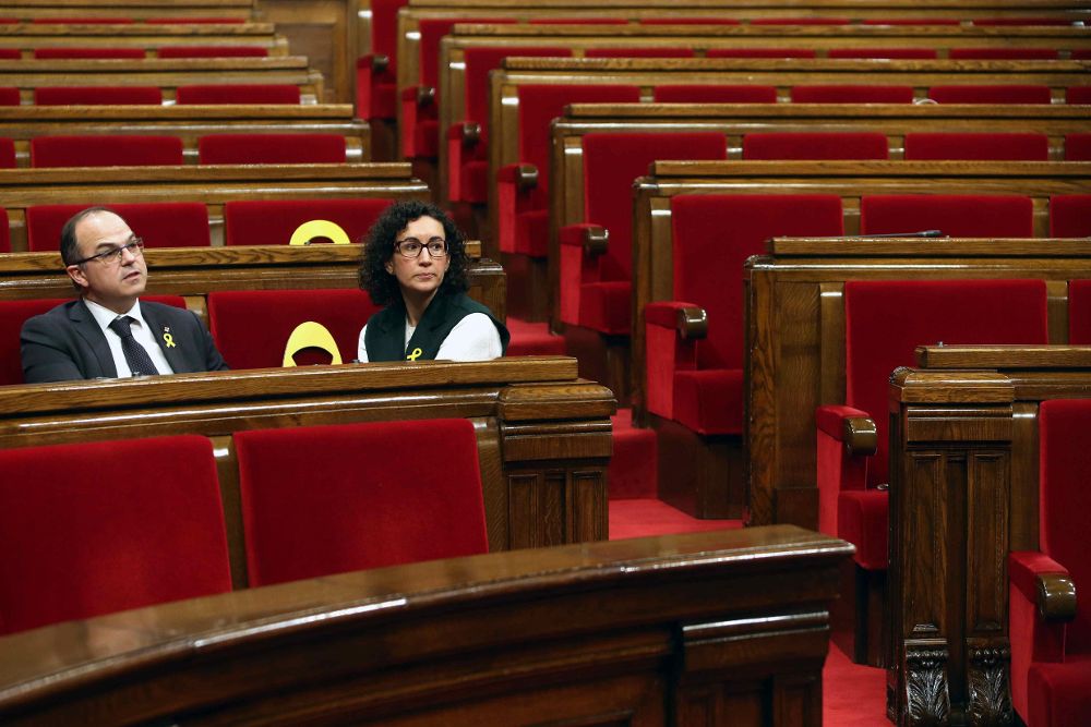 La presidenta del grupo parlamentario de ERC, Marta Rovira y el diputado de JxCat, Jordi Rull, junto a los lazos amarillos en los escaños de los diputados presos, Jordi Sánchez y Oriol Junqueras.