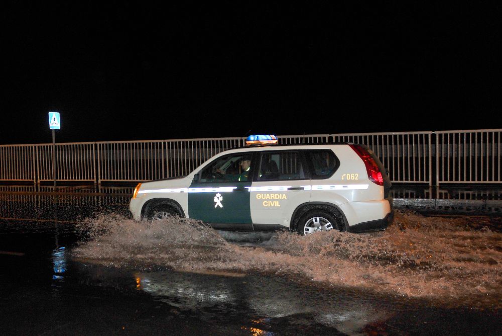 Inundación causada por el oleaje en la avenida que discurre junto a la costa de Garachico el pasado domingo. 