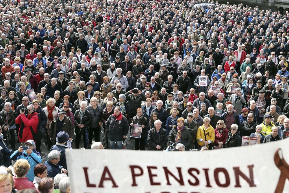 Pensionistas durante la concentración en Bilbao de la plataforma de asociaciones de jubilados, viudas y pensionistas de Bizkaia y los principales municipios del territorio.