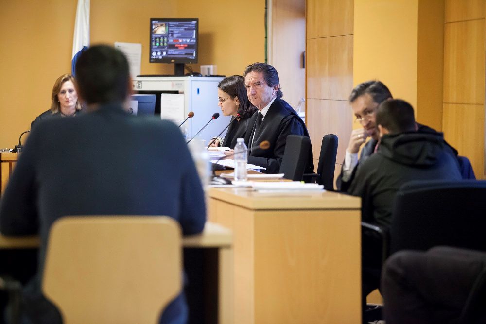 Sergio D.G (derecha), habla con su abogado durante una de las sesiones del juicio.