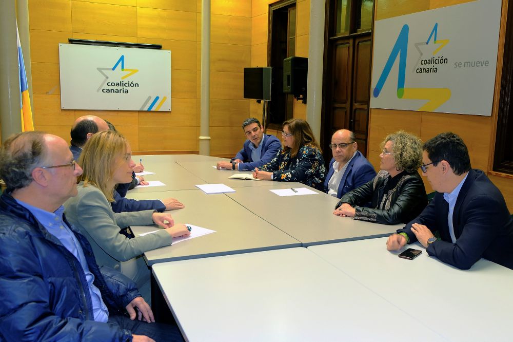 Fotografía facilitada por Coalición Canaria, de la reunión celebrada en la capital grancanaria entre Coalición Canaria y el Partido Nacionalista Vasco, en la que han acordado concurrir juntos a las Elecciones Europeas de 2019.