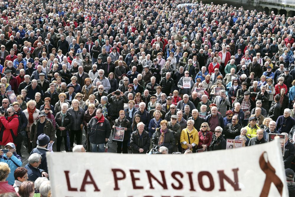 Pensionistas durante la concentración en Bilbao.