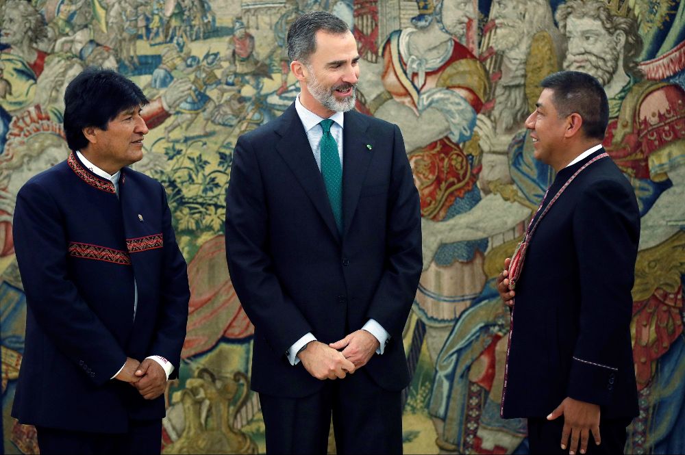 El Rey Felipe VI (c), Evo Morales (i) y el canciller Fernando Huanacuni.