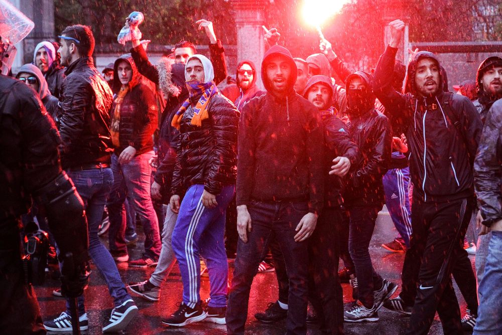 Los aficionados ultras del Olympique de Marsella en las inmediaciones del estadio de San Mamés antes del partido.