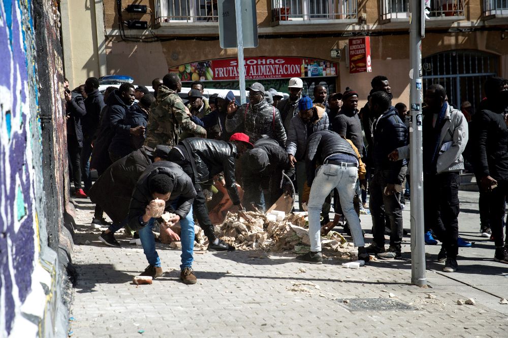 Los senegaleses que se han concentrado hoy en la Plaza Nelson Mandela del barrio madrileño de Lavapiés han intentado agredir y obligado a refugiarse en un bar al cónsul de su país en Madrid.