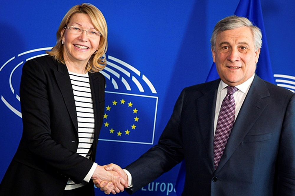 La exfiscal general de Venezuela Luisa Ortega, junto al presidente del Parlamento Europeo, Antonio Tajani, tras la reunión que han mantenido hoy en los márgenes de la sesión plenaria en la Eurocámara.