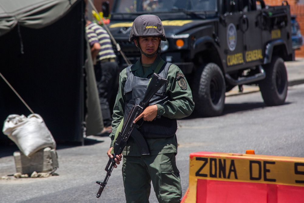 Un soldado vigila la sede de la Dirección de Contrainteligencia Militar (DGCIM), en Caracas .