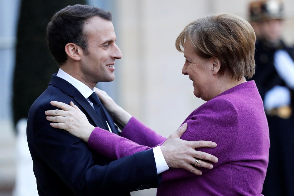 El presidente galo, Emmanuel Macron, da la bienvenida a la canciller alemana, Angela Merkel, a su llegada al Palacio del Elíseo de París.