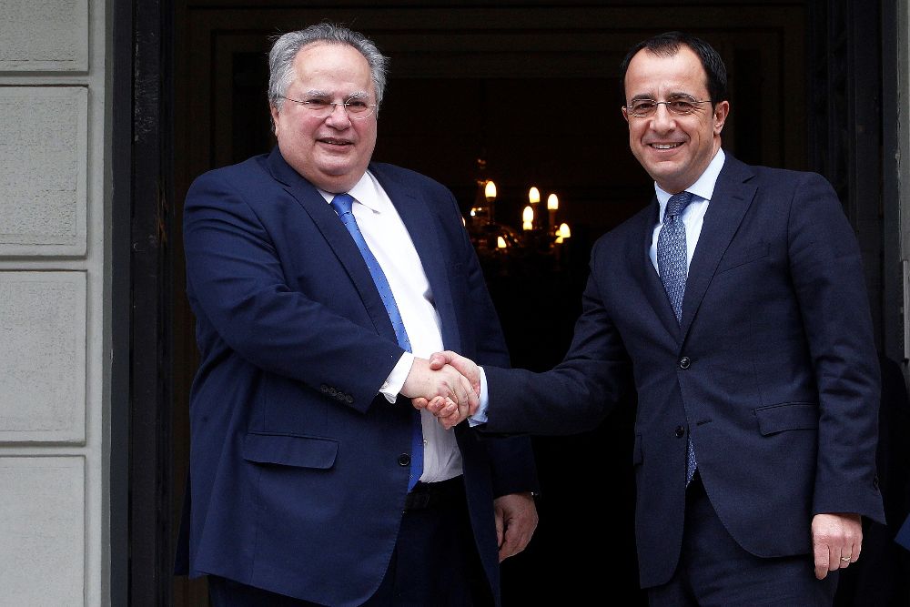 El ministro de Exteriores griego, Nikos Kotzias (izda), estrecha la mano de su homólogo chipriota, Nikos Christodoulides.