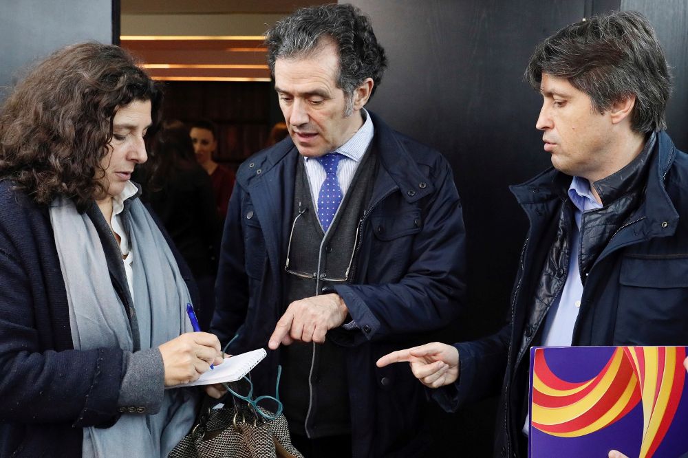 El presidente de Sociedad Civil Catalana, José Rosiñol (d), junto a los vicepresidentes de la entidad, Miriam Tey (i) y Alex Ramos.