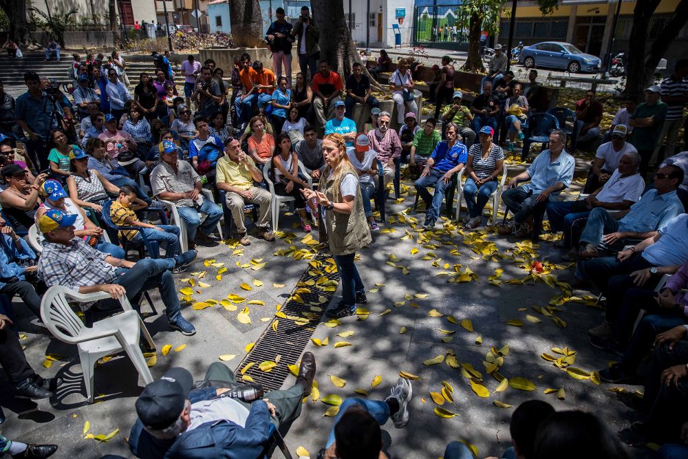 Lilian Tintori (c), esposa del político venezolano en arresto domiciliario Leopoldo López, participa en una de las manifestaciones en contra de las elecciones presidenciales.