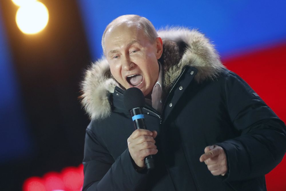 Putin se dirige a sus seguidores en la noche electoral, cuando ya conocía la victortia, en un mitin cerca del Kremlin, en Moscú.