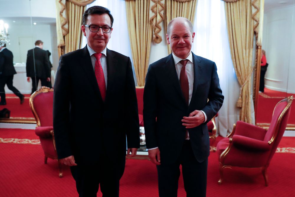 El ministro de Economía, Industria y Competitividad de España, Román Escolano (i), con el nuevo ministro alemán de Finanzas, Olaf Scholz, en Buenos Aires (Argentina). 