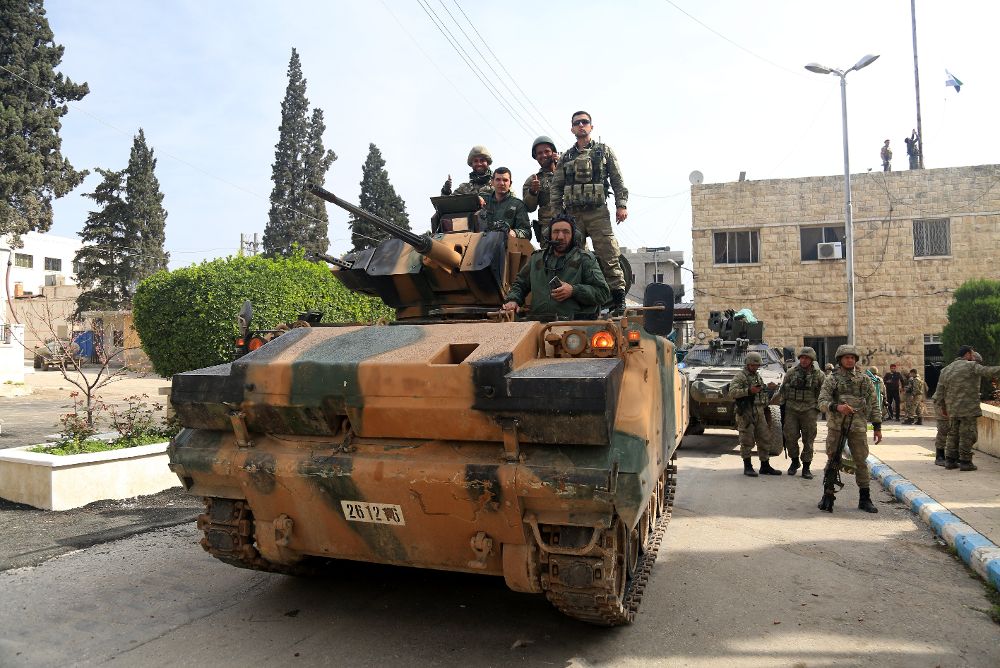 Soldados turcos avanzan despue´s de tomar la ciudad siria de Afrin.