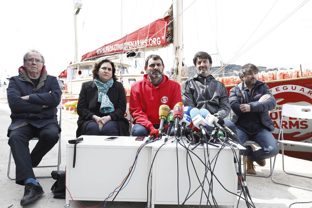 El fundador de la ONG Pro Activa Open Arms, Òscar Camps (c), acompañado del cantante Joan Manuel Serrat (i), la alcaldesa de Barcelona, Ada Colau (2i), el ex presidente del Joventut de Badalona, Jordi Villacampa (d) y el periodista Jordi Évole (d) , durante la rueda de prensa que ha dado hoy.