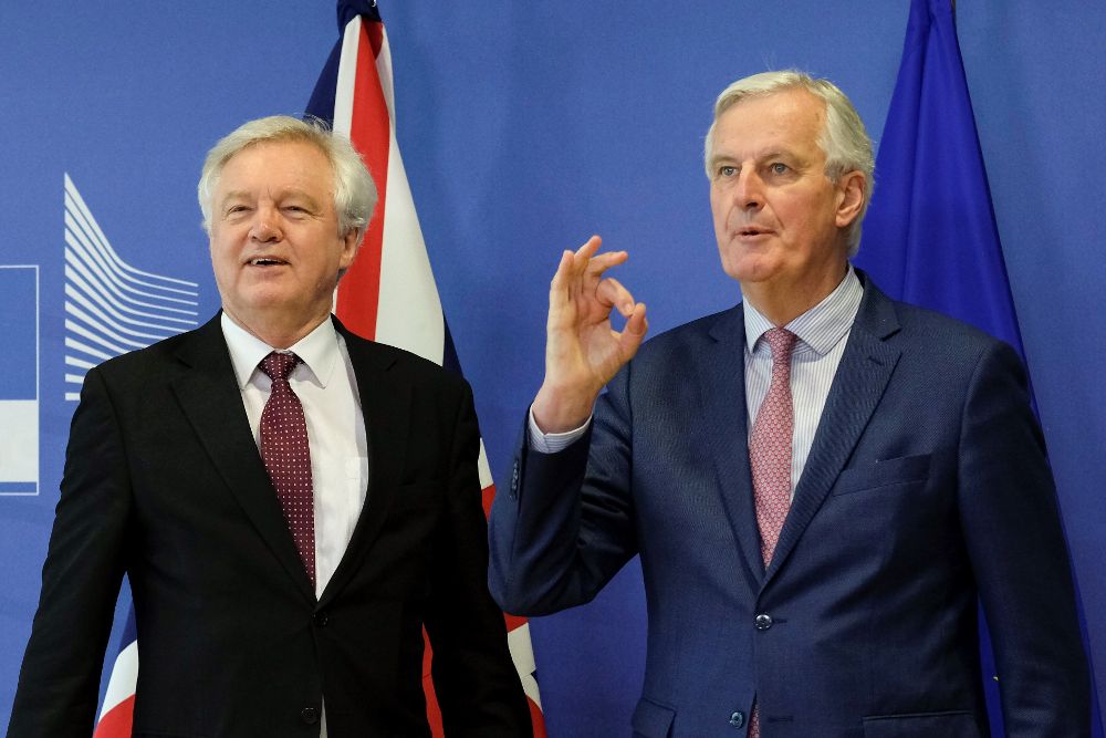 El jefe negociador de la Unión Europea (UE) para el "brexit", Michel Barnier (d), recibe al ministro para la salida del Reino Unido de la UE, David Davis, antes de la reunión en Bruselas.