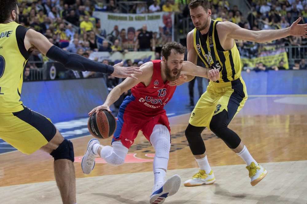 El jugador del CSKA Moscú Sergio Rodríguez (c) pelea por el balón con el jugador del Fenerbahce Marko Guduric (dcha), durante el partido de la Euroliga de baloncesto disputado en Estambul, Turquía.