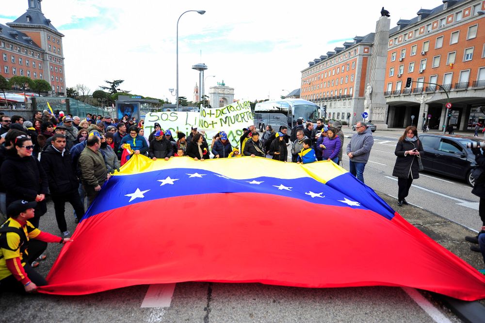 Decenas de venezolanos se manifiestan esta tarde en Madrid en protesta por la situación de "crisis" que atraviesa el país y exigiendo la celebración de elecciones "libres".