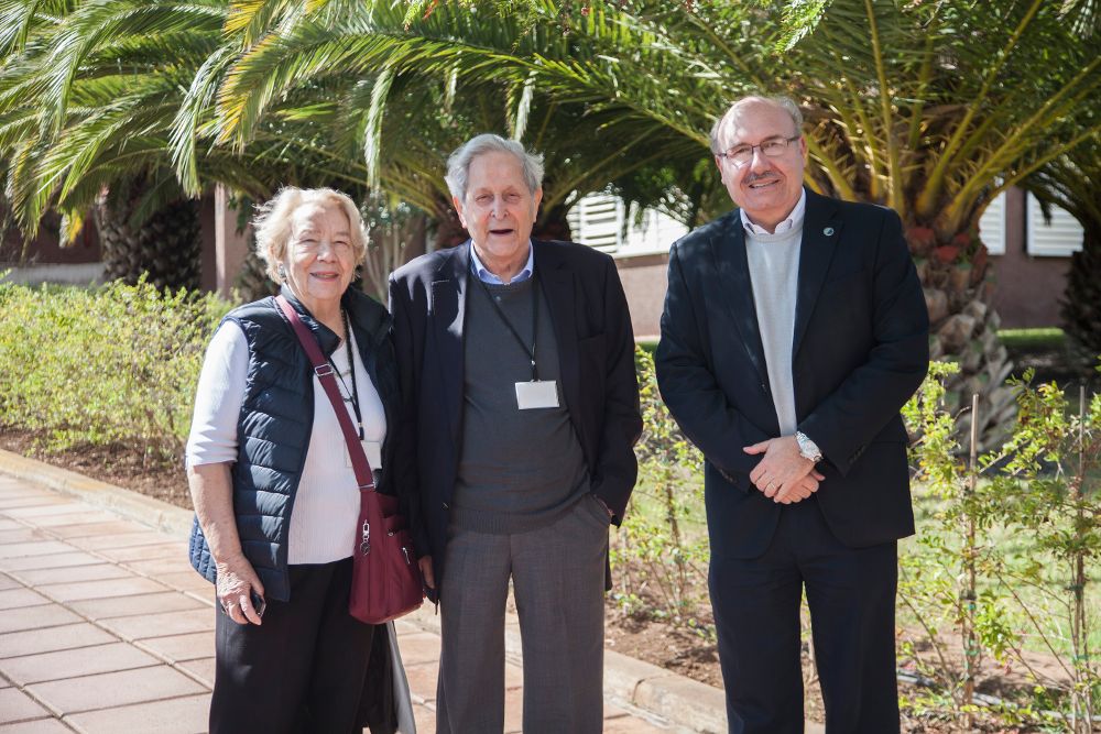 De derecha a izquierda: Rafael Rebolo, director del IAC; Claude Cohen-Tannouji, premio nobel de Física en 1997; y Jacqueline Veyrat, su esposa.