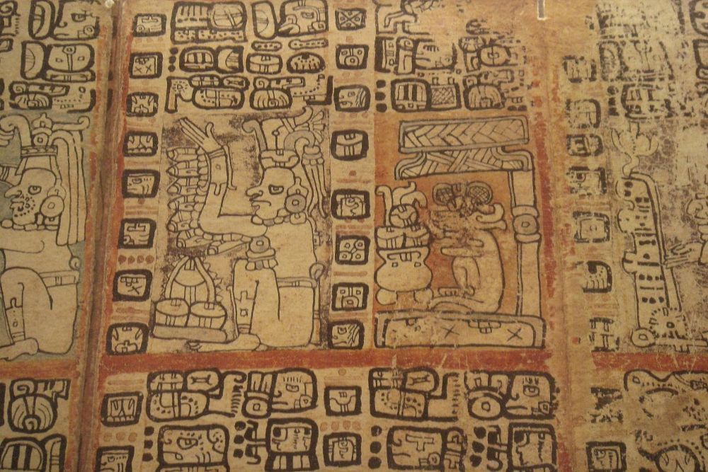 Fotografía cedida el sábado 17 de marzo de 2018 por el Patronato de las Unidades de Servicios Culturales y Turismo (CULTUR) que muestra un Códice maya en la ciudad de Mérida (México).