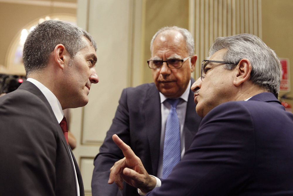 El presidente del Gobierno de Canarias, Fernando Clavijo (i), conversa con los líderes de Nueva Canarias, Román Rodriguez (d), y Agrupación Socialista Gomera, Casimiro Curbelo.