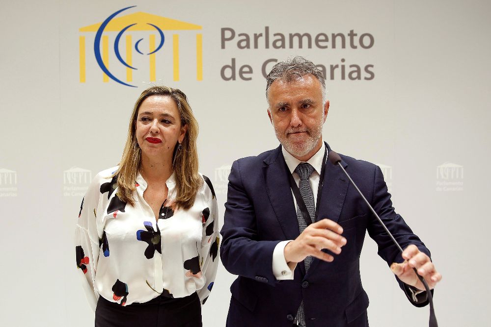 Ángel Víctor Torres y la portavoz del grupo parlamentario, Dolores Corujo, explicaron a la prensa sus primeras impresiones ante el discurso del presidente del Gobierno.