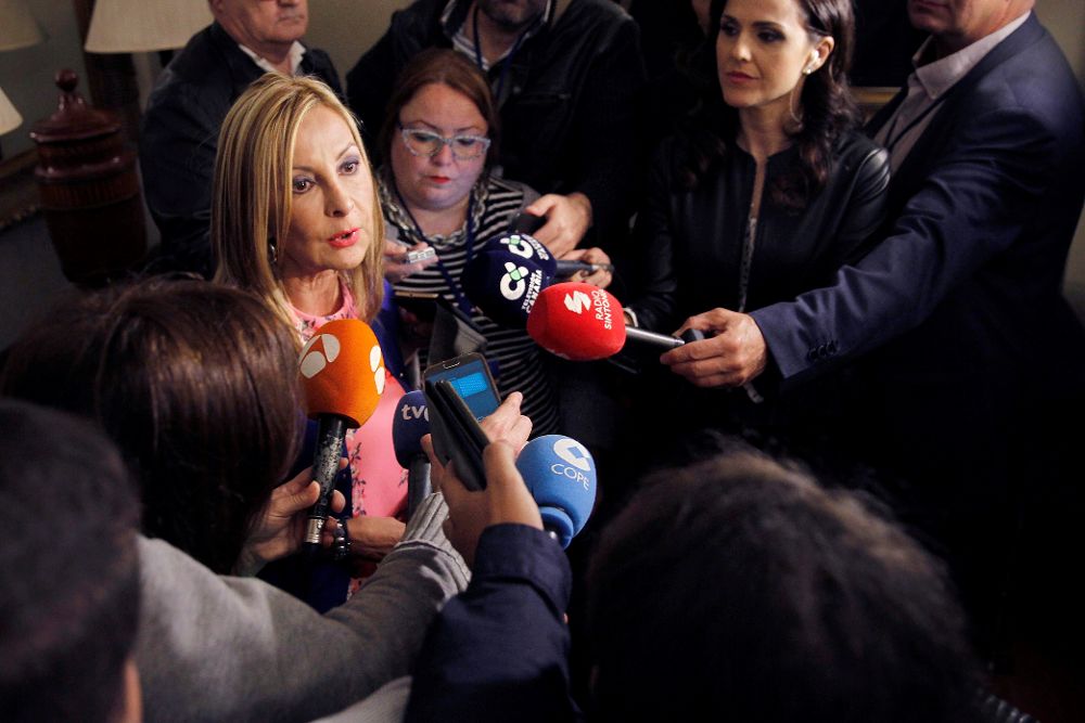 La portavoz del grupo Popular del Parlamento de Canarias, María Australia Navarro, atiende a la prensa para dar su punto de vista.