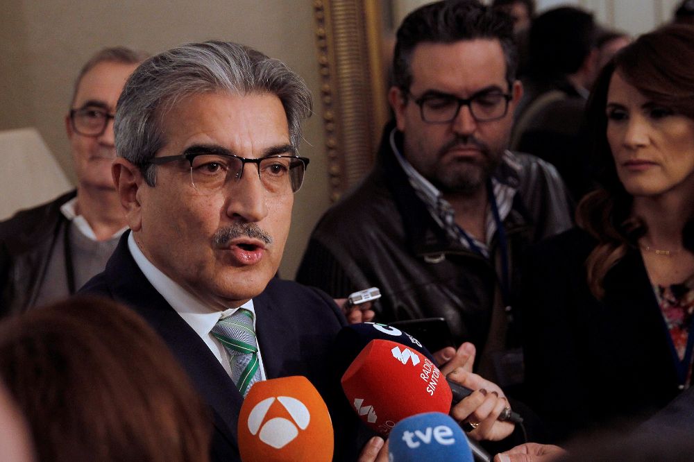 El presidente del grupo Nueva Canarias del Parlamento de Canarias, Román Rodríguez, atiende a la prensa.