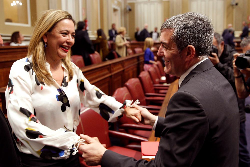 El presidente del Gobierno de Canarias, Fernando Clavijo, saluda a la portavoz del grupo Socialista, Dolores Corujo.