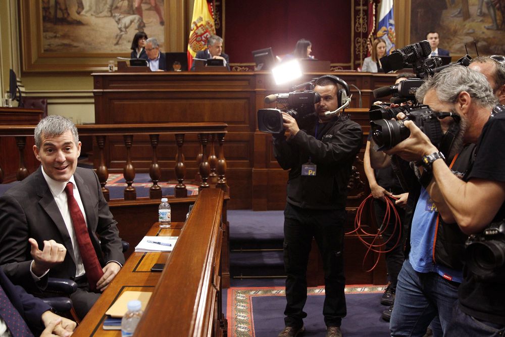 El presidente del Gobierno de Canarias, Fernando Clavijo, antes de comenzar el pleno donde se debate el estado de la nacionalidad.