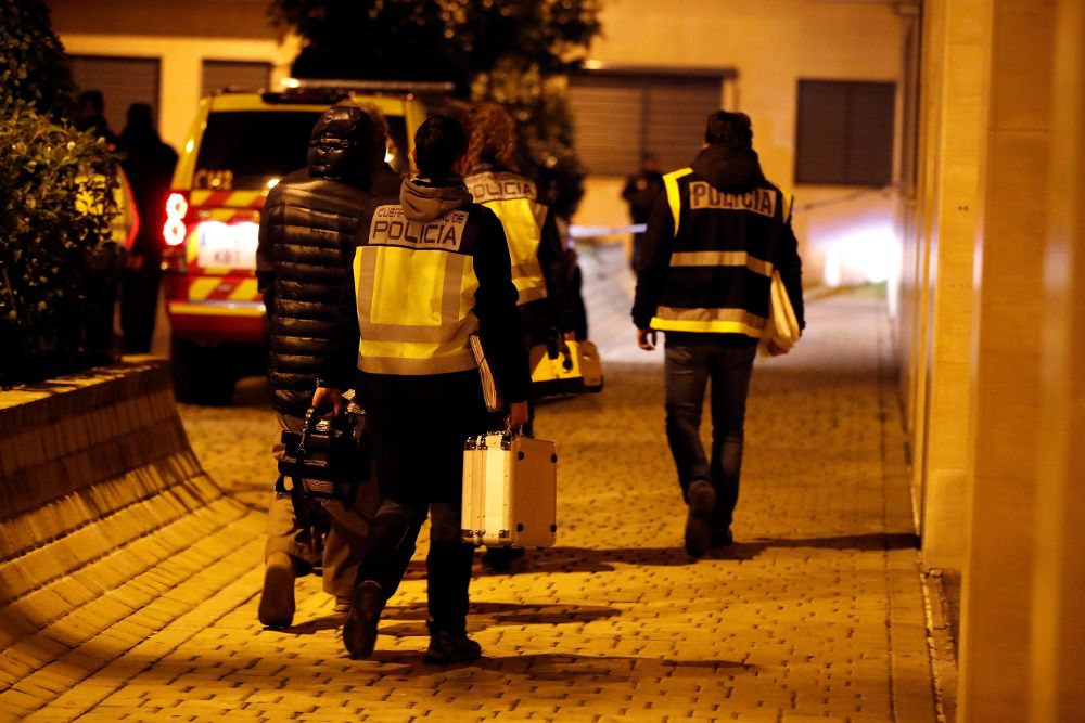 Miembros del la policía científica en la calle Benjamín Palencia de Getafe, donde dos menores fueron encontrados muertos tras el incendio su vivienda.