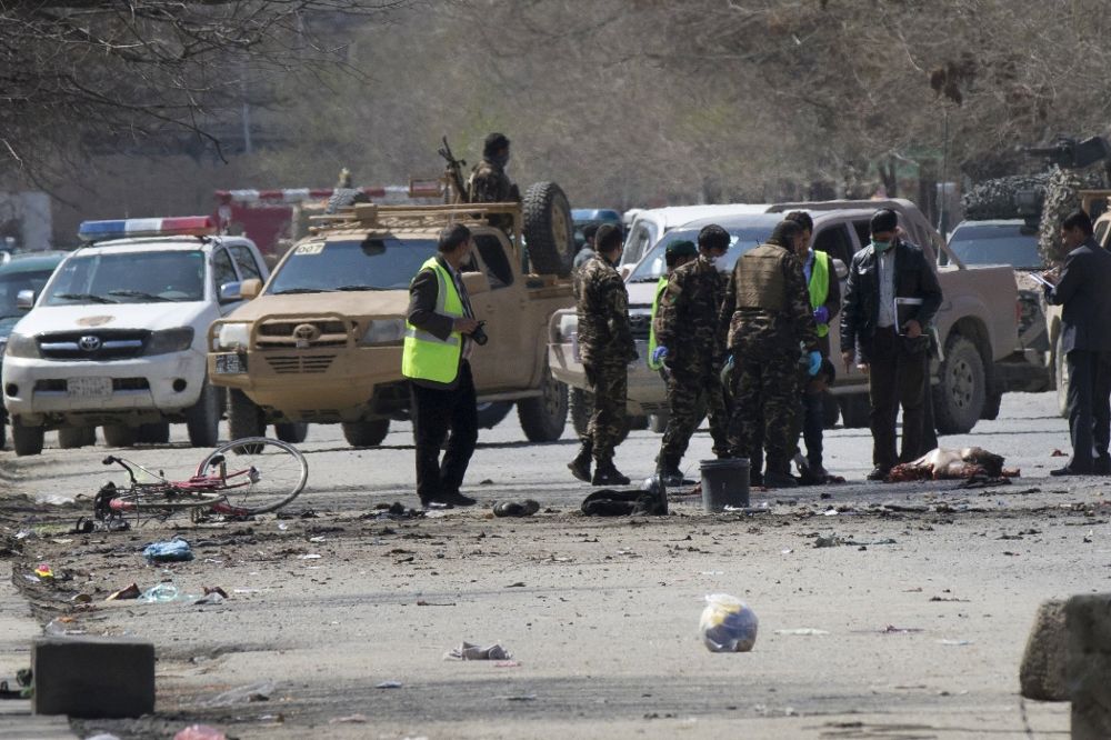 Miembros de las fuerzas de seguridad afganas revisan el lugar del atentado suicida perpetrado cerca de una multitud, que celebraba el primer día del año nuevo afgano, en Kabul (Afganistán).