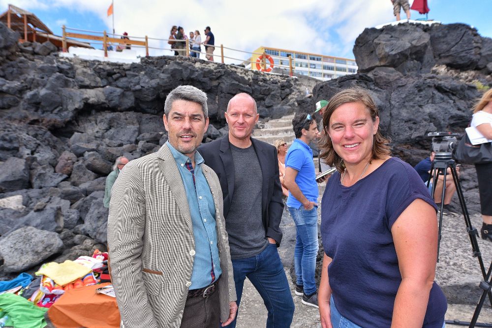 Alberto Bernabé (i), responsable de Turismo del Cabildo tinerfeño, con miembros de un equipo de rodaje en Tenerife, la semana pasada.