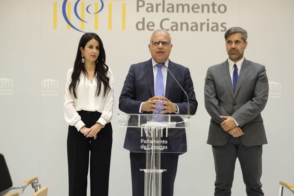 Casimiro Curbelo (c) junto a los otros dos diputados de su grupo, ayer, comentando la primera jornada del debate.