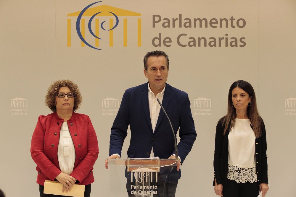José Miguel Ruano en una rueda de prensa dentro del Parlamento canario.