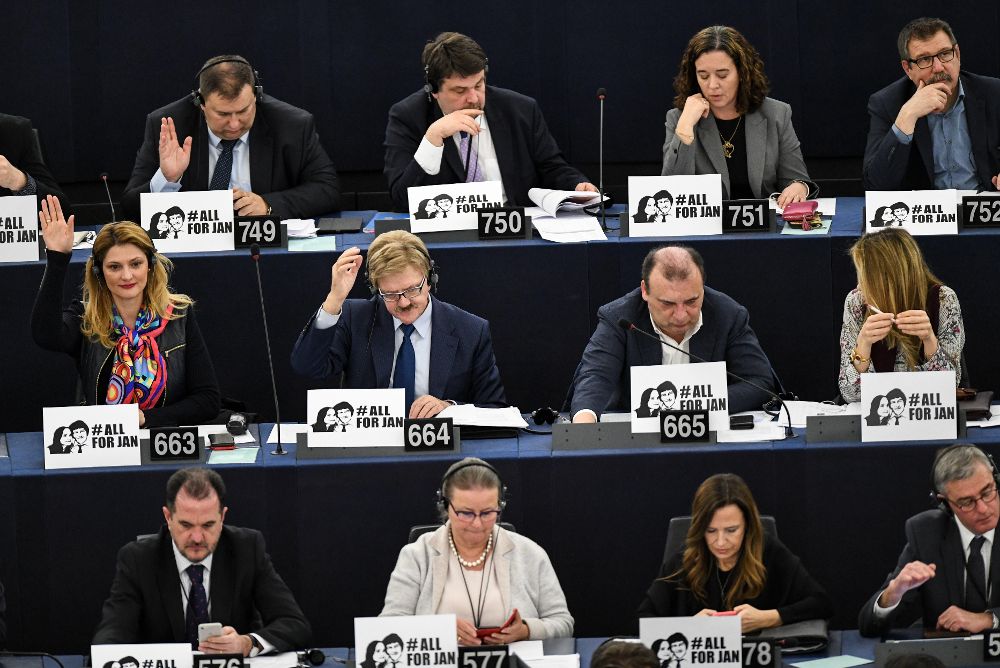 Eurodiputados asisten a una sesión en el Parlamento en Estrasburgo. 