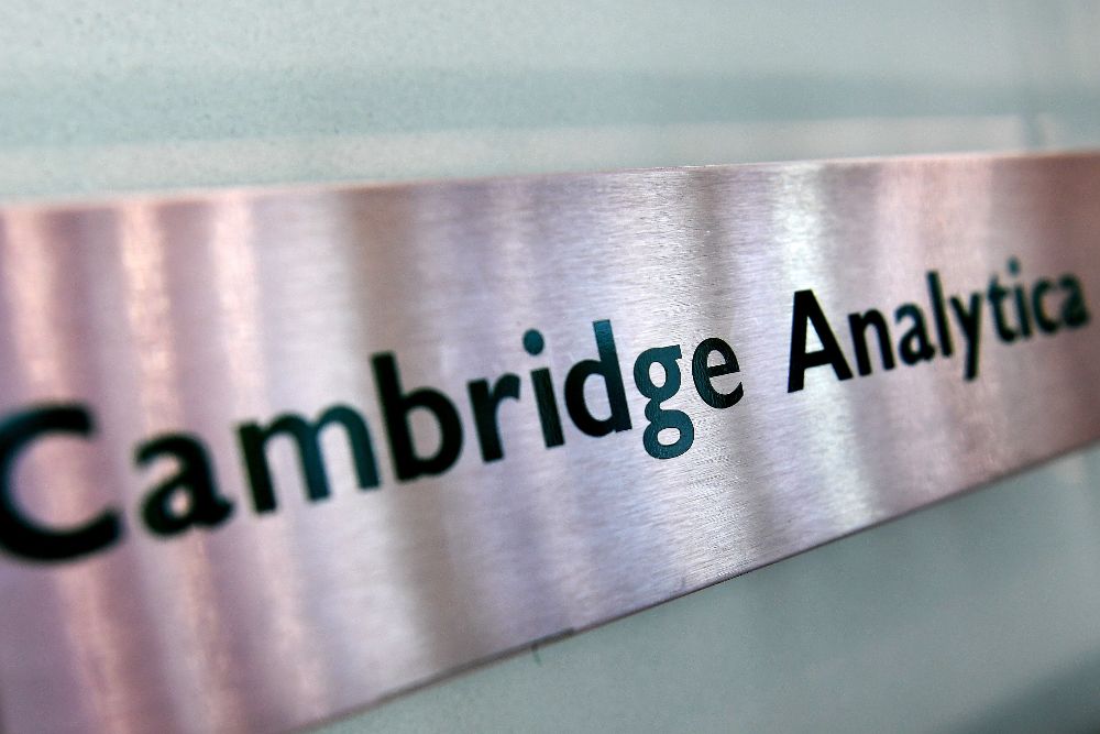 Vista de la placa de las oficinas de la consultora británica Cambridge Analytica en Londres (Reino Unido), donde trabaja. Aleksandr Kogan, el catedrático que desarrolló la aplicación que usó la consultora británica Cambridge Analytica para recopilar datos de Facebook.