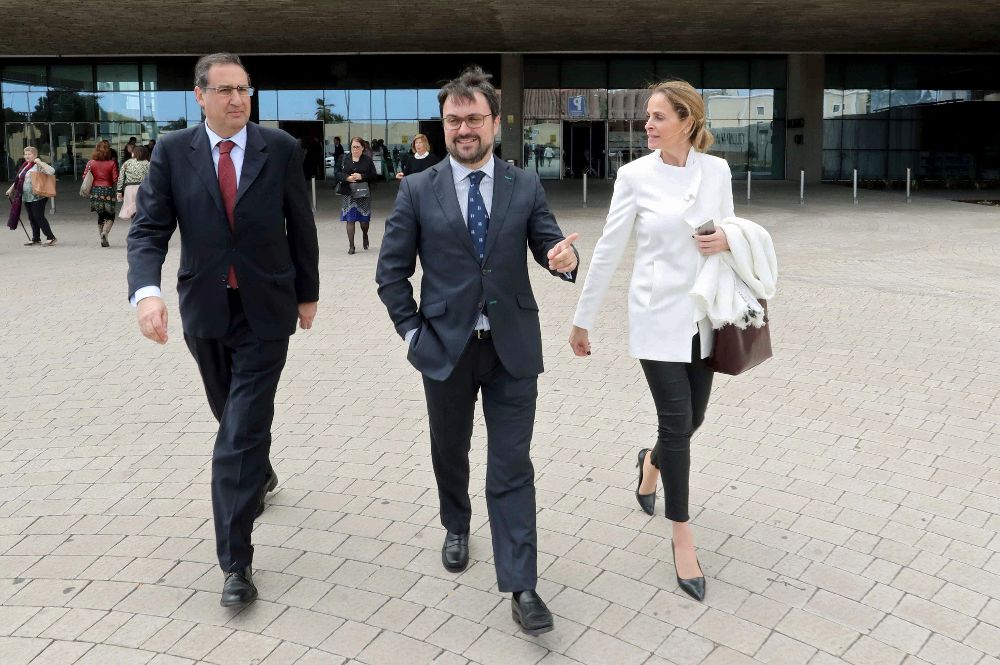 El presidente del PP de Canarias, Asier Antona (c), a la salida de la Ciudad de la Justicia de Las Palmas de Gran Canaria, donde hoy se celebró un juicio por la demanda de Hernández Bento.