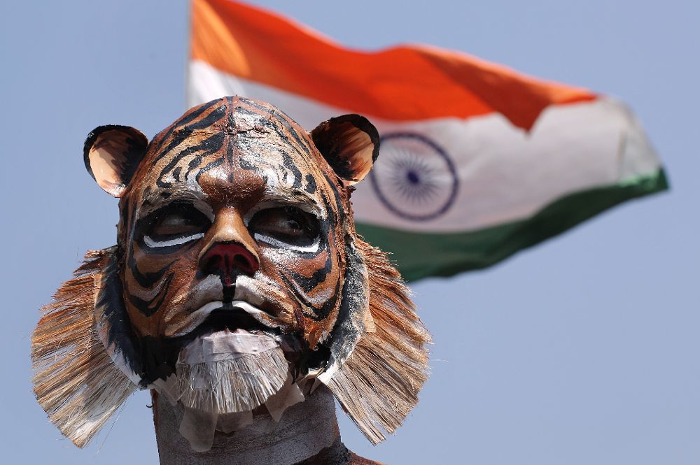 Un activista indio de la organización ecologista PETA asiste a una protesta pintado como un tigre.