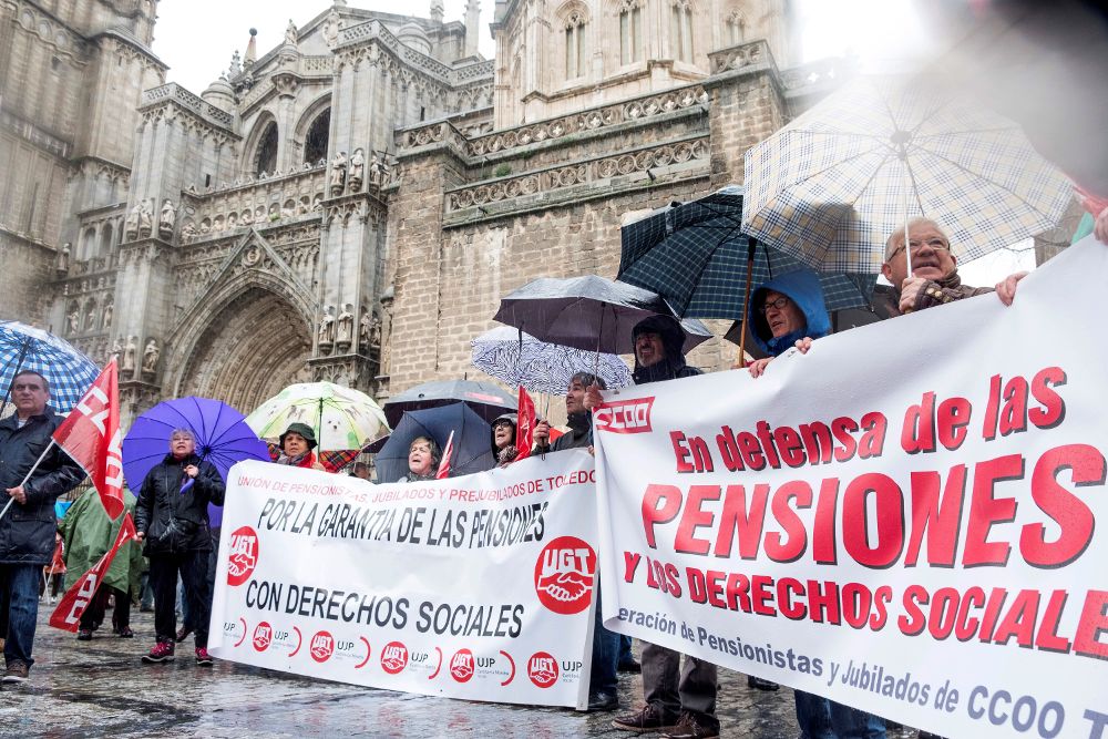 Manifestación convocada por los sindicatos en defensa de unas pensiones públicas dignas, que hoy ha recorrido las calles de Toledo.