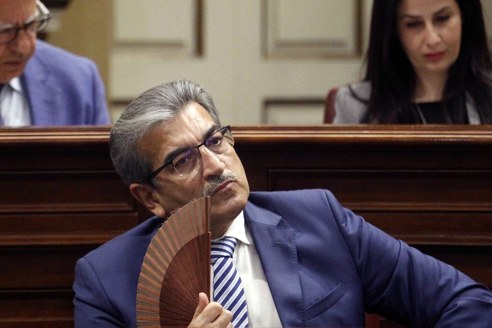 El presidente de Nueva Canarias, Román Rodríguez, durante el pleno parlamentario donde se debate el estado de la nacionalidad.